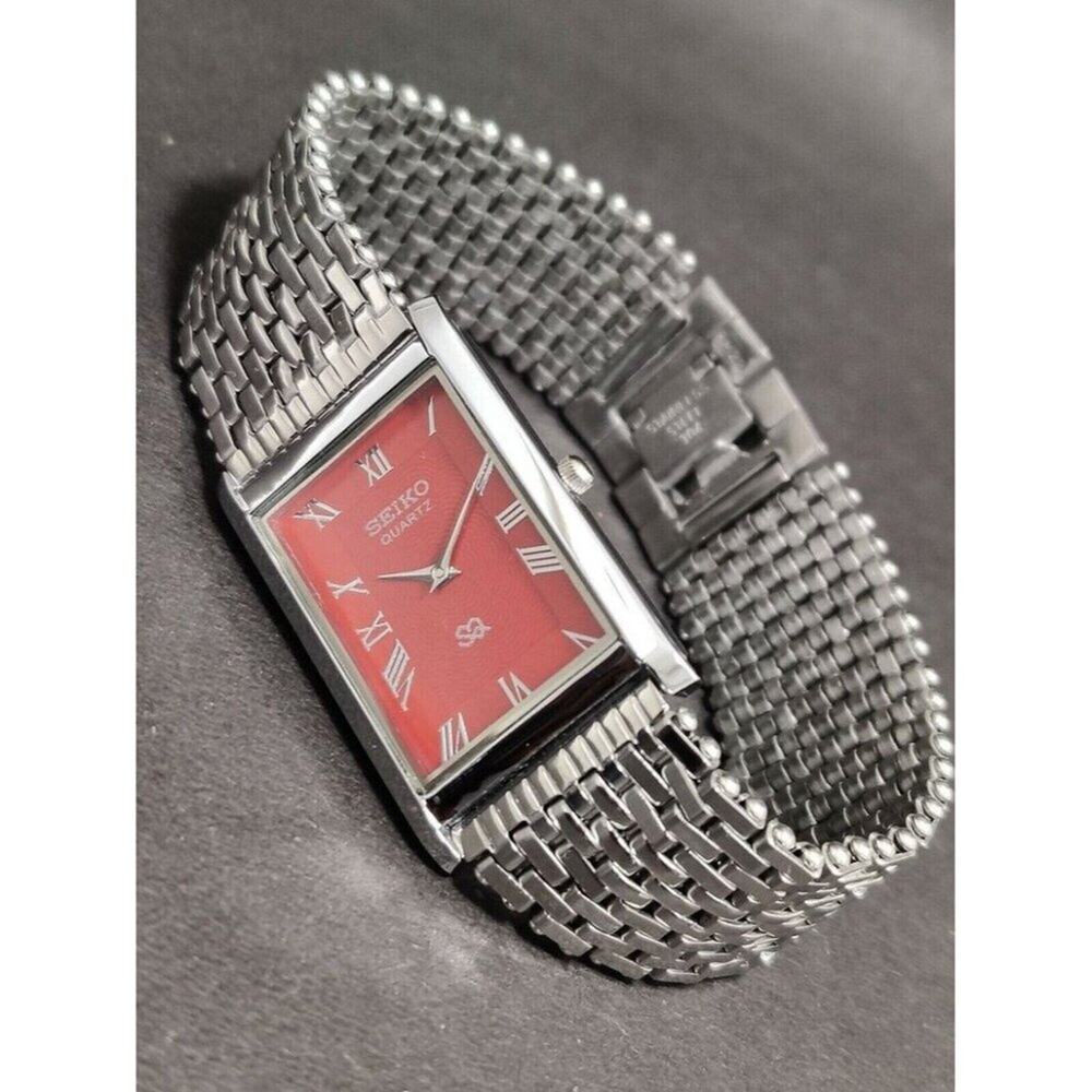 Vintage Style Seiko Quartz Mens Silver Watch & Red accents W/ Metal Strap